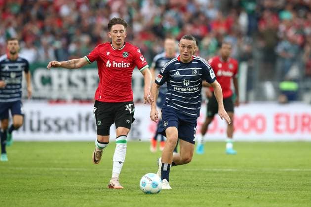 23.08.2024, xtgx, Fussball - 2.Bundesliga, Hannover 96 - Hamburger SV emspor, v.l. Jannik Rochelt (Hannover, 10), Silvan Hefti (HSV, 30) Zweikampf, Duell, Kampf, tackle (DFL DFB REGULATIONS PROHIBIT ANY USE OF PHOTOGRAPHS as IMAGE SEQUENCES and or QUASI-VIDEO) Hannover