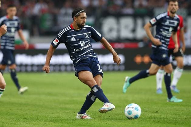 23.08.2024, xtgx, Fussball - 2.Bundesliga, Hannover 96 - Hamburger SV emspor, v.l. Immanuel Pherai (HSV, 10) am Ball, plays the ball (DFL DFB REGULATIONS PROHIBIT ANY USE OF PHOTOGRAPHS as IMAGE SEQUENCES and or QUASI-VIDEO) Hannover