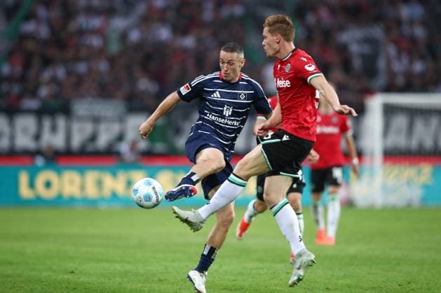 23.08.2024, xtgx, Fussball - 2.Bundesliga, Hannover 96 - Hamburger SV emspor, v.l. Silvan Hefti (HSV, 30), Marcel Halstenberg (Hannover, 23) Zweikampf, Duell, Kampf, tackle (DFL DFB REGULATIONS PROHIBIT ANY USE OF PHOTOGRAPHS as IMAGE SEQUENCES and or QUASI-VIDEO) Hannover
