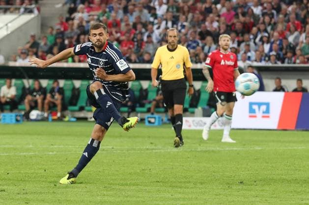 23.08.2024, xtgx, Fussball - 2.Bundesliga, Hannover 96 - Hamburger SV emspor, v.l. Lukasz Poreba (HSV, 6) Torschuss, schiesst den Ball aufs Tor, Schuss (DFL DFB REGULATIONS PROHIBIT ANY USE OF PHOTOGRAPHS as IMAGE SEQUENCES and or QUASI-VIDEO) Hannover