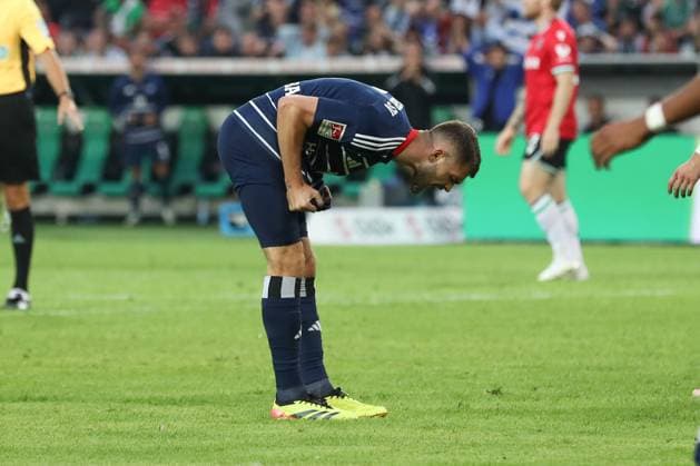 23.08.2024, xtgx, Fussball - 2.Bundesliga, Hannover 96 - Hamburger SV emspor, v.l. Lukasz Poreba (HSV, 6) enttaeuscht, schaut enttaeuscht, niedergeschlagen, disappointed (DFL DFB REGULATIONS PROHIBIT ANY USE OF PHOTOGRAPHS as IMAGE SEQUENCES and or QUASI-VIDEO) Hannover
