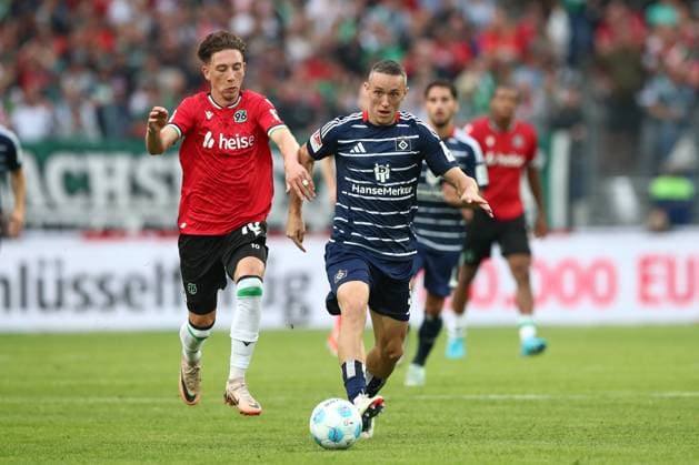23.08.2024, xtgx, Fussball - 2.Bundesliga, Hannover 96 - Hamburger SV emspor, v.l. Jannik Rochelt (Hannover, 10), Silvan Hefti (HSV, 30) Zweikampf, Duell, Kampf, tackle (DFL DFB REGULATIONS PROHIBIT ANY USE OF PHOTOGRAPHS as IMAGE SEQUENCES and or QUASI-VIDEO) Hannover
