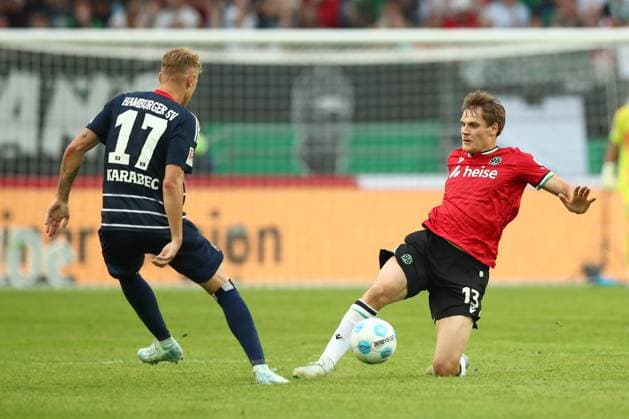 23.08.2024, xtgx, Fussball - 2.Bundesliga, Hannover 96 - Hamburger SV emspor, v.l. Adam Karabec (HSV, 17), Max Christiansen (Hannover, 13) Zweikampf, Duell, Kampf, tackle (DFL DFB REGULATIONS PROHIBIT ANY USE OF PHOTOGRAPHS as IMAGE SEQUENCES and or QUASI-VIDEO) Hannover
