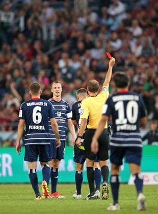 23.08.2024, Fussball 2. Bundesliga 2024 2025, 3. Spieltag, Hannover 96 - Hamburger SV, in der Heinz von Heiden Arena Hannover. Sebastian Schonlau (Hamburg) sieht gelb-rote Karte von Schiedsrichter Patrick Alt