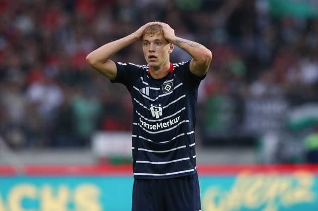 23.08.2024, xtgx, Fussball - 2.Bundesliga, Hannover 96 - Hamburger SV emspor, v.l. Adam Karabec (HSV, 17) enttaeuscht, schaut enttaeuscht, niedergeschlagen, disappointed (DFL DFB REGULATIONS PROHIBIT ANY USE OF PHOTOGRAPHS as IMAGE SEQUENCES and or QUASI-VIDEO) Hannover
