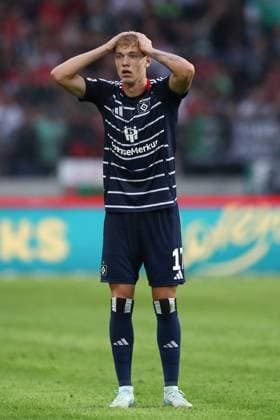 23.08.2024, xtgx, Fussball - 2.Bundesliga, Hannover 96 - Hamburger SV emspor, v.l. Adam Karabec (HSV, 17) enttaeuscht, schaut enttaeuscht, niedergeschlagen, disappointed (DFL DFB REGULATIONS PROHIBIT ANY USE OF PHOTOGRAPHS as IMAGE SEQUENCES and or QUASI-VIDEO) Hannover