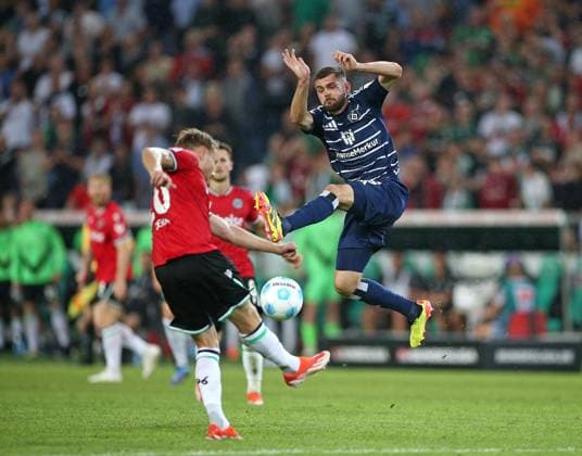 23.08.2024, Fussball 2. Bundesliga 2024 2025, 3. Spieltag, Hannover 96 - Hamburger SV, in der Heinz von Heiden Arena Hannover. (L-R) Jannik Dehm (Hannover) gegen Lukasz Poreba (Hamburg)