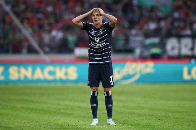 23.08.2024, xtgx, Fussball - 2.Bundesliga, Hannover 96 - Hamburger SV emspor, v.l. Adam Karabec (HSV, 17) enttaeuscht, schaut enttaeuscht, niedergeschlagen, disappointed (DFL DFB REGULATIONS PROHIBIT ANY USE OF PHOTOGRAPHS as IMAGE SEQUENCES and or QUASI-VIDEO) Hannover