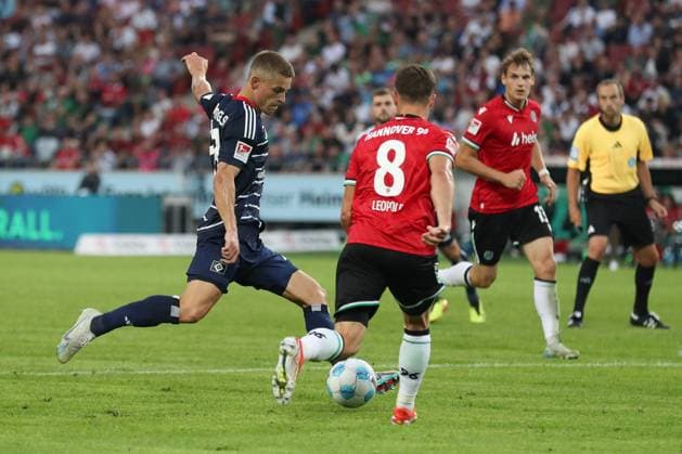 23.08.2024, xtgx, Fussball - 2.Bundesliga, Hannover 96 - Hamburger SV emspor, v.l. Adam Karabec (HSV, 17), Enzo Leopold (Hannover, 8) Zweikampf, Duell, Kampf, tackle (DFL DFB REGULATIONS PROHIBIT ANY USE OF PHOTOGRAPHS as IMAGE SEQUENCES and or QUASI-VIDEO) Hannover