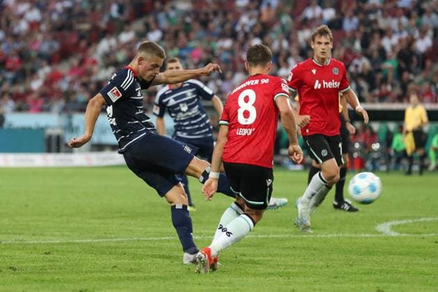 23.08.2024, xtgx, Fussball - 2.Bundesliga, Hannover 96 - Hamburger SV emspor, v.l. Adam Karabec (HSV, 17), Enzo Leopold (Hannover, 8) Zweikampf, Duell, Kampf, tackle (DFL DFB REGULATIONS PROHIBIT ANY USE OF PHOTOGRAPHS as IMAGE SEQUENCES and or QUASI-VIDEO) Hannover