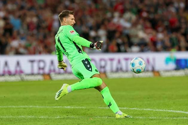 Torhueter Ron-Robert Zieler (Hannover 96) kontrolliert den Ball, 2. Bundesliga, Hannover 96 vs Hamburger SV, Heinz von Heiden Arena am 23. August 2024 in Hannover, Deutschland. (Foto von Marco Steinbrenner DeFodi Images) Torhueter Ron-Robert Zieler (Hannover 96) controls the ball, 2. Bundesliga, Hannover 96 vs Hamburger SV, Heinz von Heiden Arena, August 23, 2024 in Hanover, Germany. (Photo by Marco Steinbrenner DeFodi Images) DFB DFL REGULATIONS PROHIBIT ANY USE OF PHOTOGRAPHS AS IMAGE SEQUENCES AND OR QUASI-VIDEO. Defodi-700_han_hsv_20240823_087