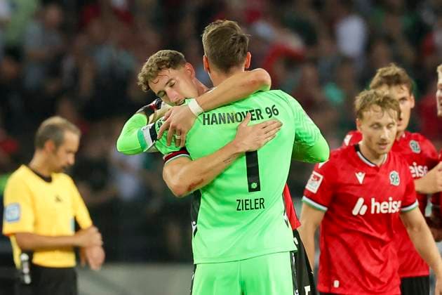 Phil Neumann (Hannover 96) und Torhueter Ron-Robert Zieler (Hannover 96) jubeln, 2. Bundesliga, Hannover 96 vs Hamburger SV, Heinz von Heiden Arena am 23. August 2024 in Hannover, Deutschland. (Foto von Marco Steinbrenner DeFodi Images) Phil Neumann (Hannover 96) und Torhueter Ron-Robert Zieler (Hannover 96) cheer, 2. Bundesliga, Hannover 96 vs Hamburger SV, Heinz von Heiden Arena, August 23, 2024 in Hanover, Germany. (Photo by Marco Steinbrenner DeFodi Images) DFB DFL REGULATIONS PROHIBIT ANY USE OF PHOTOGRAPHS AS IMAGE SEQUENCES AND OR QUASI-VIDEO. Defodi-700_han_hsv_20240823_089