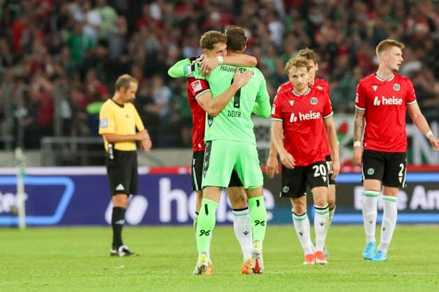 Phil Neumann (Hannover 96) und Torhueter Ron-Robert Zieler (Hannover 96) jubeln, 2. Bundesliga, Hannover 96 vs Hamburger SV, Heinz von Heiden Arena am 23. August 2024 in Hannover, Deutschland. (Foto von Marco Steinbrenner DeFodi Images) Phil Neumann (Hannover 96) und Torhueter Ron-Robert Zieler (Hannover 96) cheer, 2. Bundesliga, Hannover 96 vs Hamburger SV, Heinz von Heiden Arena, August 23, 2024 in Hanover, Germany. (Photo by Marco Steinbrenner DeFodi Images) DFB DFL REGULATIONS PROHIBIT ANY USE OF PHOTOGRAPHS AS IMAGE SEQUENCES AND OR QUASI-VIDEO. Defodi-700_han_hsv_20240823_090
