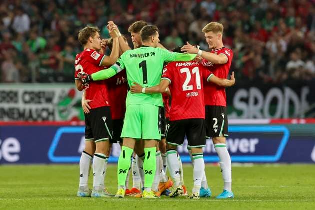 Sport Bilder des Tages Die Spieler von Hannover 96 bejubeln den Heimsieg und die damit verbundene Tabellenfuehrung, 2. Bundesliga, Hannover 96 vs Hamburger SV, Heinz von Heiden Arena am 23. August 2024 in Hannover, Deutschland. (Foto von Marco Steinbrenner DeFodi Images) The Hannover 96 players celebrate the home win and the resulting lead in the table, 2. Bundesliga, Hannover 96 vs Hamburger SV, Heinz von Heiden Arena, August 23, 2024 in Hanover, Germany. (Photo by Marco Steinbrenner DeFodi Images) DFB DFL REGULATIONS PROHIBIT ANY USE OF PHOTOGRAPHS AS IMAGE SEQUENCES AND OR QUASI-VIDEO. Defodi-700_han_hsv_20240823_091