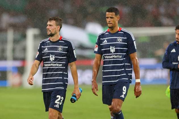 Jonas Meffert (Hamburger SV) und Robert Glatzel (Hamburger SV) schauen enttaeuscht, 2. Bundesliga, Hannover 96 vs Hamburger SV, Heinz von Heiden Arena am 23. August 2024 in Hannover, Deutschland. (Foto von Marco Steinbrenner DeFodi Images) Jonas Meffert (Hamburger SV) und Robert Glatzel (Hamburger SV) look dejected, 2. Bundesliga, Hannover 96 vs Hamburger SV, Heinz von Heiden Arena, August 23, 2024 in Hanover, Germany. (Photo by Marco Steinbrenner DeFodi Images) DFB DFL REGULATIONS PROHIBIT ANY USE OF PHOTOGRAPHS AS IMAGE SEQUENCES AND OR QUASI-VIDEO. Defodi-700_han_hsv_20240823_094