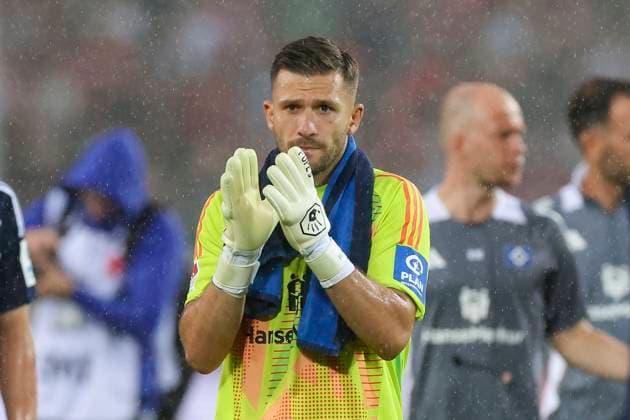 Torhueter Daniel Heuer Fernandes (Hamburger SV) schaut enttaeuscht, 2. Bundesliga, Hannover 96 vs Hamburger SV, Heinz von Heiden Arena am 23. August 2024 in Hannover, Deutschland. (Foto von Marco Steinbrenner DeFodi Images) Torhueter Daniel Heuer Fernandes (Hamburger SV) looks dejected, 2. Bundesliga, Hannover 96 vs Hamburger SV, Heinz von Heiden Arena, August 23, 2024 in Hanover, Germany. (Photo by Marco Steinbrenner DeFodi Images) DFB DFL REGULATIONS PROHIBIT ANY USE OF PHOTOGRAPHS AS IMAGE SEQUENCES AND OR QUASI-VIDEO. Defodi-700_han_hsv_20240823_095