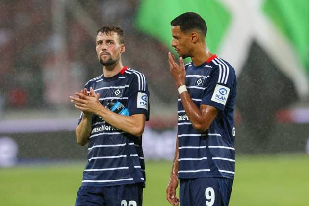 Jonas Meffert (Hamburger SV) und Robert Glatzel (Hamburger SV) schauen enttaeuscht, 2. Bundesliga, Hannover 96 vs Hamburger SV, Heinz von Heiden Arena am 23. August 2024 in Hannover, Deutschland. (Foto von Marco Steinbrenner DeFodi Images) Jonas Meffert (Hamburger SV) und Robert Glatzel (Hamburger SV) look dejected, 2. Bundesliga, Hannover 96 vs Hamburger SV, Heinz von Heiden Arena, August 23, 2024 in Hanover, Germany. (Photo by Marco Steinbrenner DeFodi Images) DFB DFL REGULATIONS PROHIBIT ANY USE OF PHOTOGRAPHS AS IMAGE SEQUENCES AND OR QUASI-VIDEO. Defodi-700_han_hsv_20240823_096