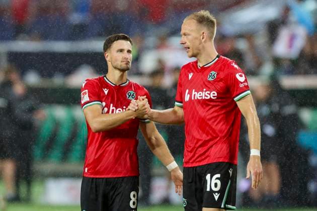 Enzo Leopold (Hannover 96) und Havard Nielsen (Hannover 96) jubeln, 2. Bundesliga, Hannover 96 vs Hamburger SV, Heinz von Heiden Arena am 23. August 2024 in Hannover, Deutschland. (Foto von Marco Steinbrenner DeFodi Images) Enzo Leopold (Hannover 96) und Havard Nielsen (Hannover 96) cheer, 2. Bundesliga, Hannover 96 vs Hamburger SV, Heinz von Heiden Arena, August 23, 2024 in Hanover, Germany. (Photo by Marco Steinbrenner DeFodi Images) DFB DFL REGULATIONS PROHIBIT ANY USE OF PHOTOGRAPHS AS IMAGE SEQUENCES AND OR QUASI-VIDEO. Defodi-700_han_hsv_20240823_097