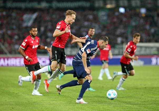 23.08.2024, Fussball 2. Bundesliga 2024 2025, 3. Spieltag, Hannover 96 - Hamburger SV, in der Heinz von Heiden Arena Hannover. (L-R) Jannik Dehm (Hannover) gegen Levin Öztunali (Hamburg)
