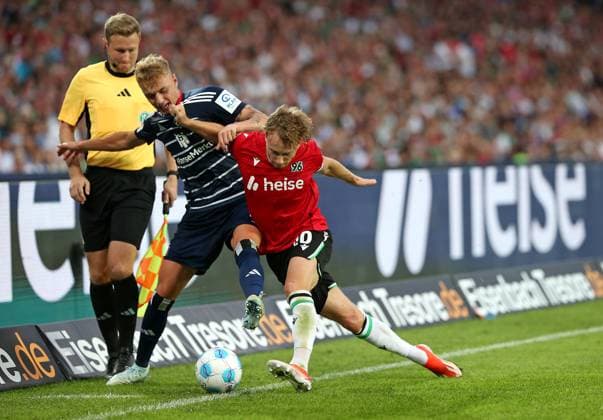 Sport Bilder des Tages 23.08.2024, Fussball 2. Bundesliga 2024 2025, 3. Spieltag, Hannover 96 - Hamburger SV, in der Heinz von Heiden Arena Hannover. (L-R) Adam Karabec (Hamburg) gegen Jannik Dehm (Hannover)