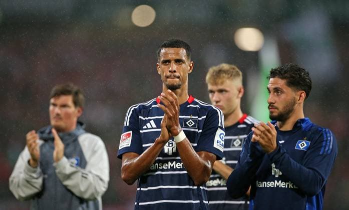 23.08.2024, Fussball 2. Bundesliga 2024 2025, 3. Spieltag, Hannover 96 - Hamburger SV, in der Heinz von Heiden Arena Hannover. (L-R) Robert Glatzel (Hamburg) und Ludovit Reis (Hamburg) enttäuscht