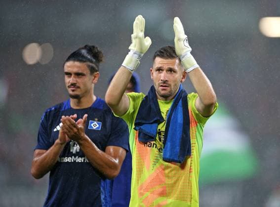 23.08.2024, Fussball 2. Bundesliga 2024 2025, 3. Spieltag, Hannover 96 - Hamburger SV, in der Heinz von Heiden Arena Hannover. (L-R) Guilherme Ramos (Hamburg) und Torwart Daniel Heuer Fernandes (Hamburg) enttäuscht