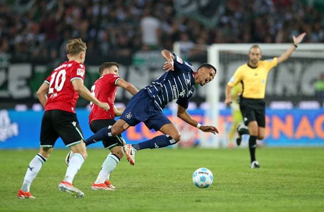 23.08.2024, Fussball 2. Bundesliga 2024 2025, 3. Spieltag, Hannover 96 - Hamburger SV, in der Heinz von Heiden Arena Hannover. (L-R) Jannik Dehm (Hannover), Enzo Leopold (Hannover) gegen Robert Glatzel (Hamburg)