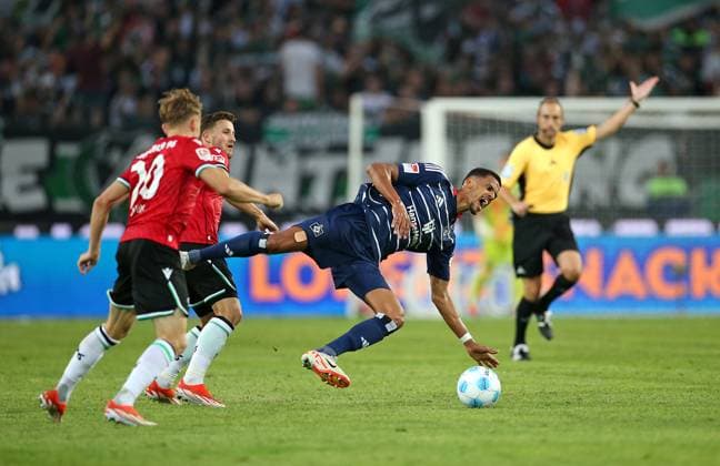 23.08.2024, Fussball 2. Bundesliga 2024 2025, 3. Spieltag, Hannover 96 - Hamburger SV, in der Heinz von Heiden Arena Hannover. (L-R) Jannik Dehm (Hannover), Enzo Leopold (Hannover) gegen Robert Glatzel (Hamburg)