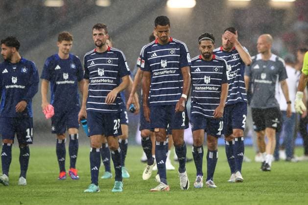 23.08.2024, xtgx, Fussball - 2.Bundesliga, Hannover 96 - Hamburger SV emspor, v.l. Jonas Meffert (HSV, 23), Robert Glatzel (HSV, 9), Immanuel Pherai (HSV, 10) enttaeuscht, schaut enttaeuscht, niedergeschlagen, disappointed (DFL DFB REGULATIONS PROHIBIT ANY USE OF PHOTOGRAPHS as IMAGE SEQUENCES and or QUASI-VIDEO) Hannover