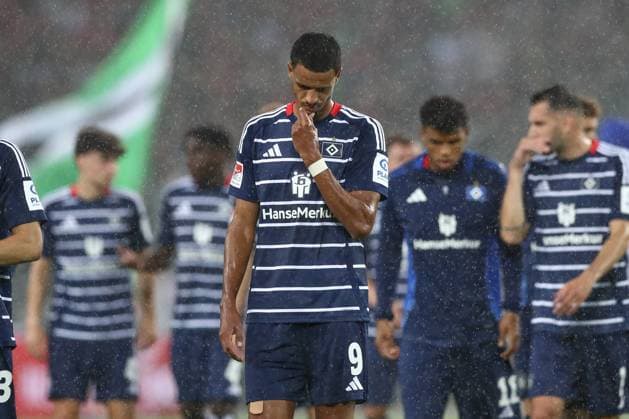 23.08.2024, xtgx, Fussball - 2.Bundesliga, Hannover 96 - Hamburger SV emspor, v.l. Robert Glatzel (HSV, 9) enttaeuscht, schaut enttaeuscht, niedergeschlagen, disappointed (DFL DFB REGULATIONS PROHIBIT ANY USE OF PHOTOGRAPHS as IMAGE SEQUENCES and or QUASI-VIDEO) Hannover