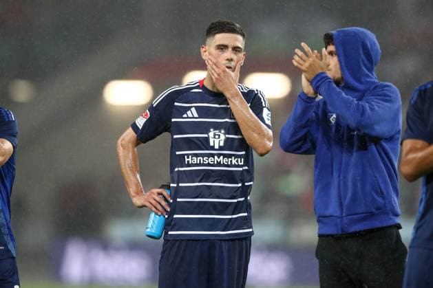 23.08.2024, xtgx, Fussball - 2.Bundesliga, Hannover 96 - Hamburger SV emspor, v.l. Dennis Hadzikadunic (HSV, 5) enttaeuscht, schaut rrniedergeschlagen, disappointed (DFL DFB REGULATIONS PROHIBIT ANY USE OF PHOTOGRAPHS as IMAGE SEQUENCES and or QUASI-VIDEO) Hannover