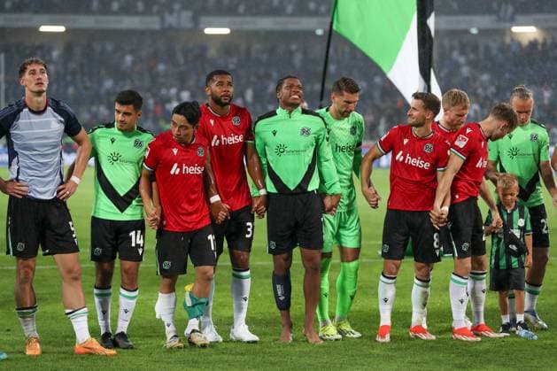 23.08.2024, xtgx, Fussball - 2.Bundesliga, Hannover 96 - Hamburger SV emspor, v.l. Hannover Jubel ueber den Sieg, Jubel nach Spielende (DFL DFB REGULATIONS PROHIBIT ANY USE OF PHOTOGRAPHS as IMAGE SEQUENCES and or QUASI-VIDEO) Hannover