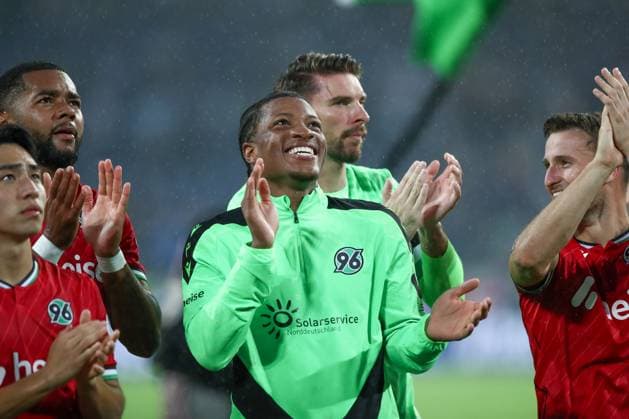 23.08.2024, xtgx, Fussball - 2.Bundesliga, Hannover 96 - Hamburger SV emspor, v.l. Jessic Ngankam (Hannover, 7) Jubel ueber den Sieg, Jubel nach Spielende (DFL DFB REGULATIONS PROHIBIT ANY USE OF PHOTOGRAPHS as IMAGE SEQUENCES and or QUASI-VIDEO) Hannover