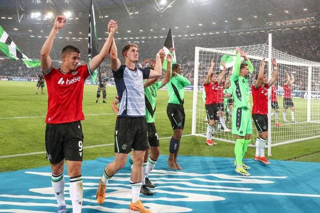 23.08.2024, xtgx, Fussball - 2.Bundesliga, Hannover 96 - Hamburger SV emspor, v.l. Enzo Leopold (Hannover, 8) Jubel ueber den Sieg, Jubel nach Spielende (DFL DFB REGULATIONS PROHIBIT ANY USE OF PHOTOGRAPHS as IMAGE SEQUENCES and or QUASI-VIDEO) Hannover