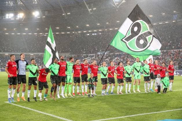 23.08.2024, xtgx, Fussball - 2.Bundesliga, Hannover 96 - Hamburger SV emspor, v.l. Hannover Jubel ueber den Sieg, Jubel nach Spielende (DFL DFB REGULATIONS PROHIBIT ANY USE OF PHOTOGRAPHS as IMAGE SEQUENCES and or QUASI-VIDEO) Hannover