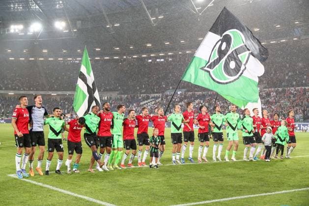 Sport Bilder des Tages 23.08.2024, xtgx, Fussball - 2.Bundesliga, Hannover 96 - Hamburger SV emspor, v.l. Hannover Jubel ueber den Sieg, Jubel nach Spielende (DFL DFB REGULATIONS PROHIBIT ANY USE OF PHOTOGRAPHS as IMAGE SEQUENCES and or QUASI-VIDEO) Hannover