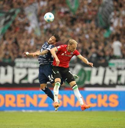 Foto : Ludovit REIS (links) köpft gegen Havard Nielsen H 96 ( H96 ) Fussball 2. Bundesliga am Fr. 23.08.2024 Hannover 96 - Hamburger SV 1 - 0