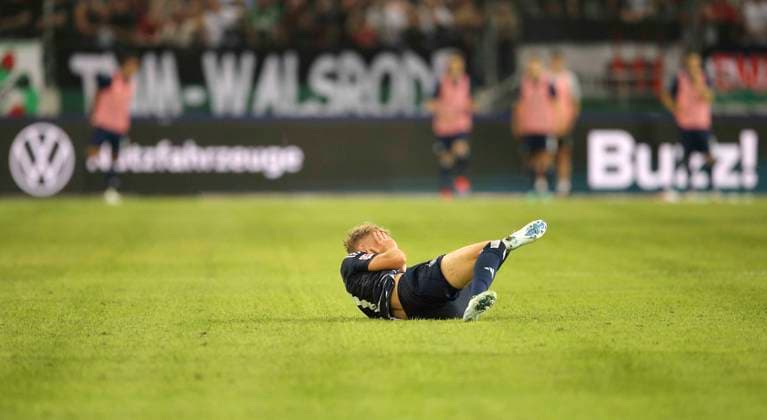 Foto : am Boden zerstört ist ..... Adam KARABEC (HSV) Fussball 2. Bundesliga am Fr. 23.08.2024 Hannover 96 - Hamburger SV 1 - 0