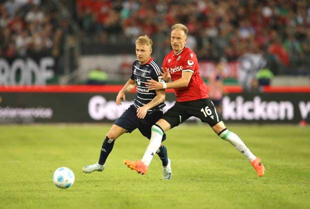 Foto : Adam KARABEC gegen Havard Nielsen H 96 , rechts Fussball 2. Bundesliga am Fr. 23.08.2024 Hannover 96 - Hamburger SV 1 - 0