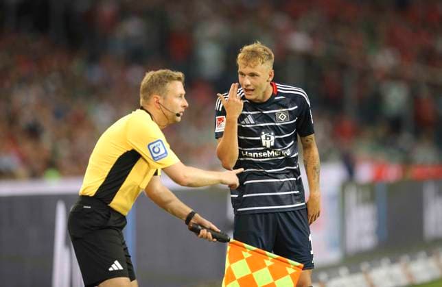 Foto : Adam KARABEC (HSV) hat Stress mit dem Linienrichter Fussball 2. Bundesliga am Fr. 23.08.2024 Hannover 96 - Hamburger SV 1 - 0