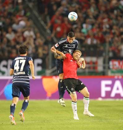 Foto : Dennis Hadzikadunic köpft gegen Andreas Voglsammer H 96 Fussball 2. Bundesliga am Fr. 23.08.2024 Hannover 96 - Hamburger SV 1 - 0