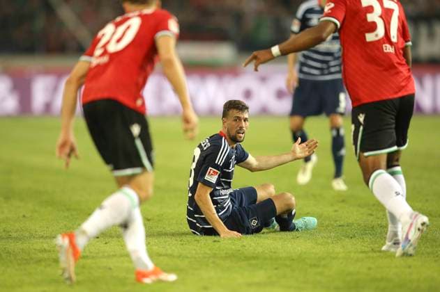 Foto : Verlierermiene beim HSV , Jonas Meffert liegt am Boden Fussball 2. Bundesliga am Fr. 23.08.2024 Hannover 96 - Hamburger SV 1 - 0