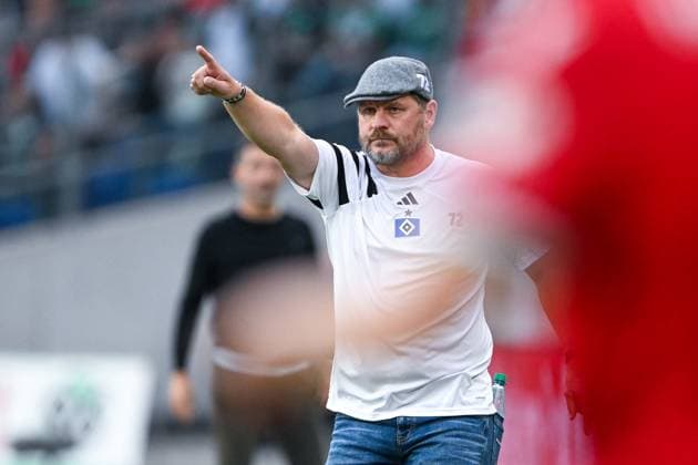 2. Bundesliga - Hannover 06 - Hamburger SV am 23.08.2024 in der HDI Arena in Hannover Trainer Steffen Baumgart (Hamburg) gibt lautstark Anweisungen.