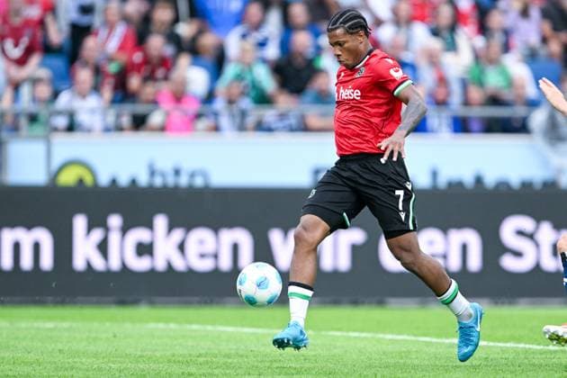 2. Bundesliga - Hannover 06 - Hamburger SV am 23.08.2024 in der HDI Arena in Hannover Jessic Ngankam (Hannover 96) am Ball.