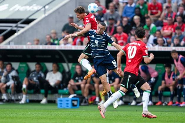 2. Bundesliga - Hannover 06 - Hamburger SV am 23.08.2024 in der HDI Arena in Hannover Phil Neumann (Hannover 96) im Zweikampf gegen Silvan Hefti (Hamburg)
