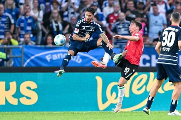 2. Bundesliga - Hannover 06 - Hamburger SV am 23.08.2024 in der HDI Arena in Hannover Ludovit Reis (Hamburg) im Zweikampf gegen Jannik Rochelt (Hannover 96)