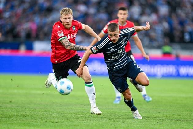 2. Bundesliga - Hannover 06 - Hamburger SV am 23.08.2024 in der HDI Arena in Hannover Miro Muheim (Hamburg) im Zweikampf gegen Andreas Voglsammer (Hannover 96).