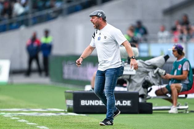 2. Bundesliga - Hannover 06 - Hamburger SV am 23.08.2024 in der HDI Arena in Hannover Trainer Steffen Baumgart (Hamburg) unzufrieden, enttäuscht, enttaeuscht, niedergeschlagen.