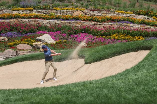 CASTLE ROCK, CO - AUGUST 23: Flowers create a backdrop as Nick Dunlap hits from the bunker on the 11th hole during the second round of the BMW Championship on August 23, 2024 at Castle Pines Golf Club in Castle Rock, CO. (Photo by Scott Winters Icon Sportswire) GOLF: AUG 23 PGA, Golf Herren FedExCup Playoffs - BMW Championship EDITORIAL USE ONLY Icon2408230279