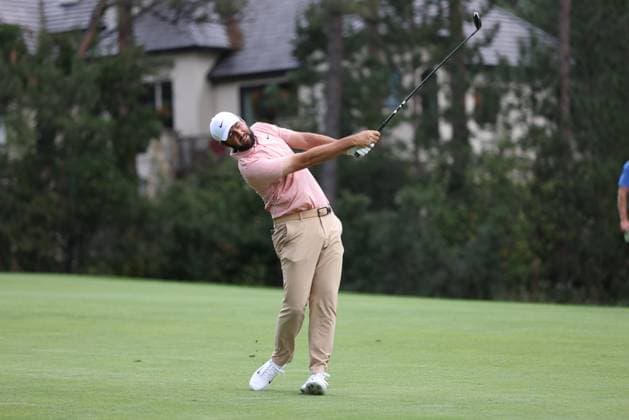 CASTLE ROCK, CO - AUGUST 23: Scottie Scheffler hits his second shot from the fairway on the 14th hole during the second round of the BMW Championship on August 23, 2024 at Castle Pines Golf Club in Castle Rock, CO. (Photo by Scott Winters Icon Sportswire) GOLF: AUG 23 PGA, Golf Herren FedExCup Playoffs - BMW Championship EDITORIAL USE ONLY Icon2408230615
